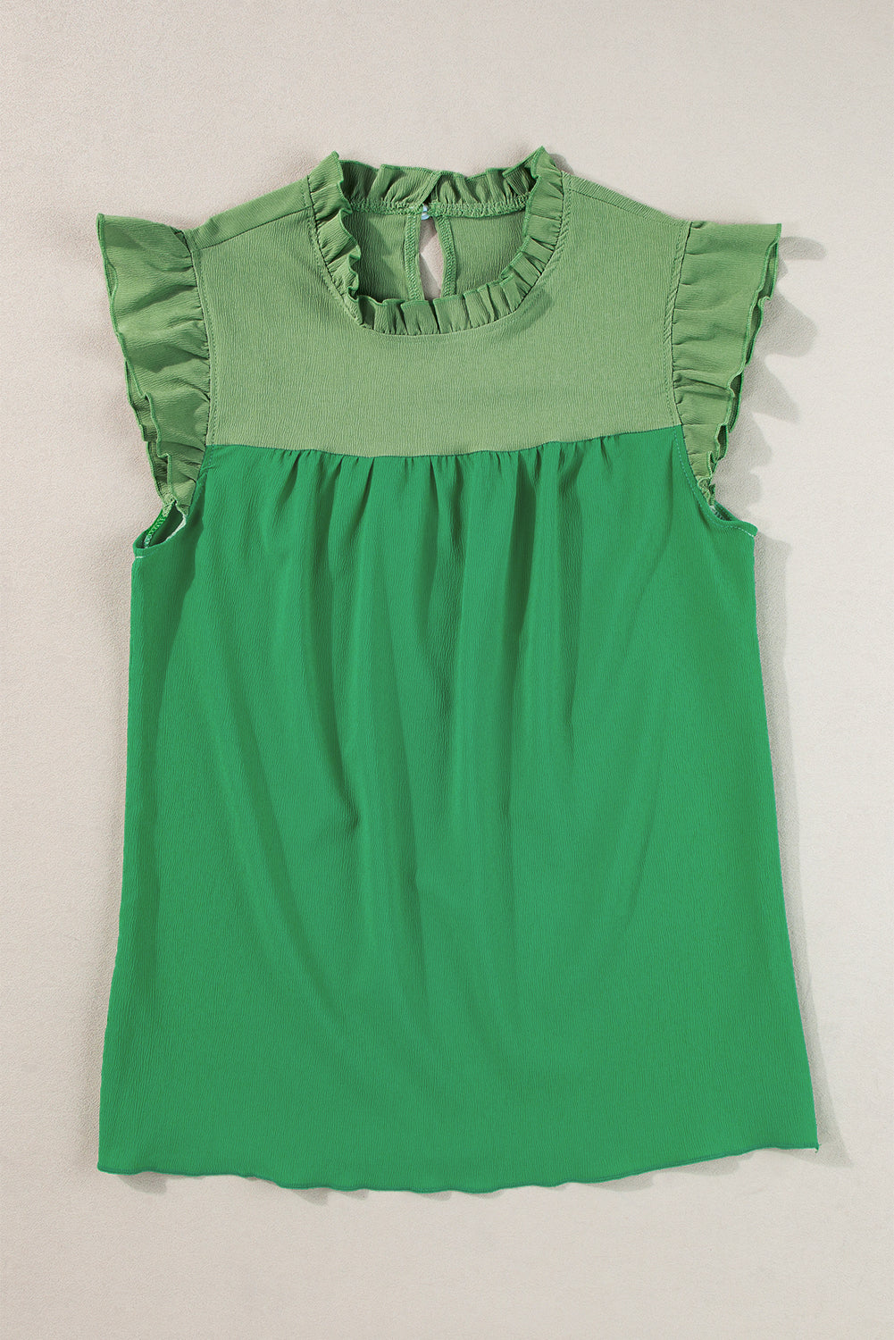 Heldergroene tweekleurige blouse met ruches en fladdermouwen
