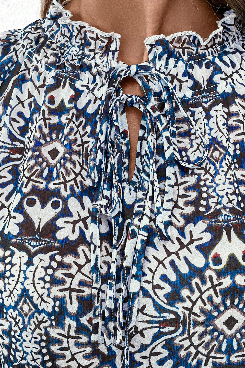 Blauwe tribale afdruk vaarten met fronvilde nek puff mouw blouse