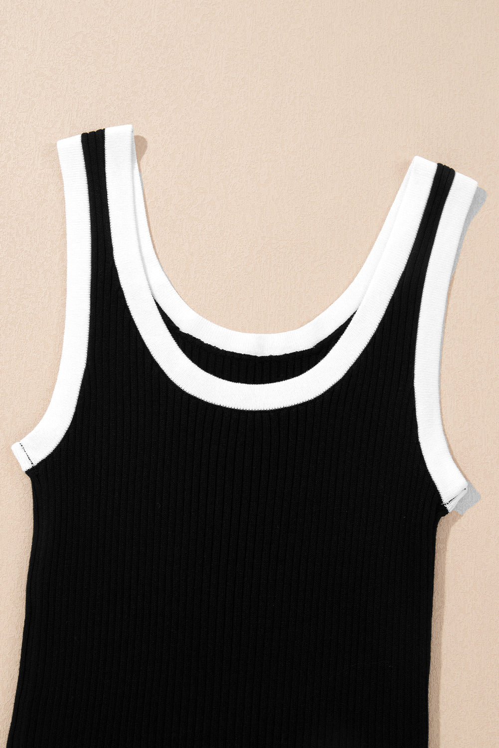 Zwarte geribbelde tanktop met U-hals en geribde rand met zwarte colorblock-rand