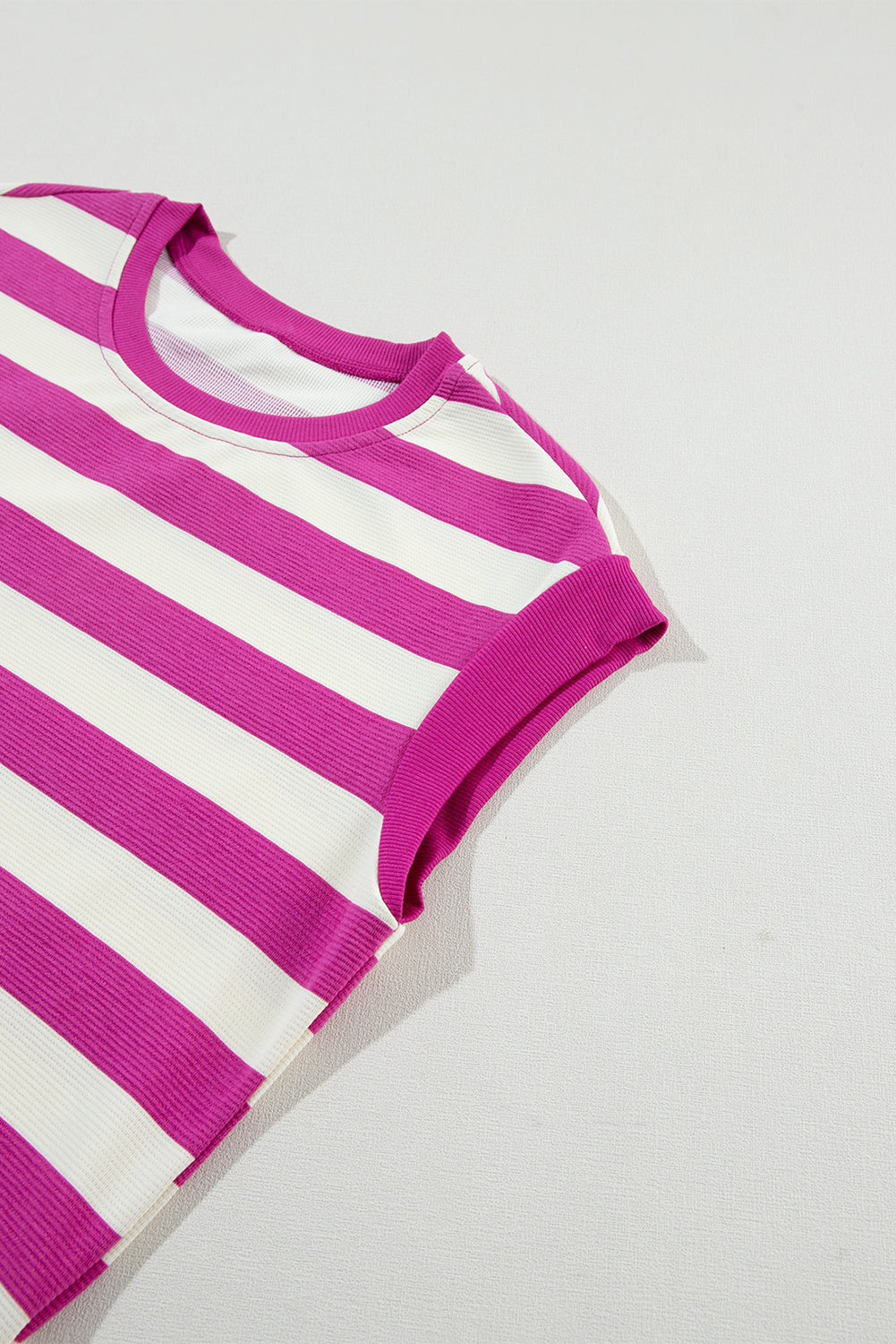 Roze gestreepte T-shirtjurk met kapmouwen en zakken