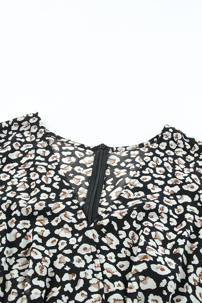 Zwarte jurk met wijde mouwen, tailleband, dubbele laag en ruches met luipaardprint met V-hals