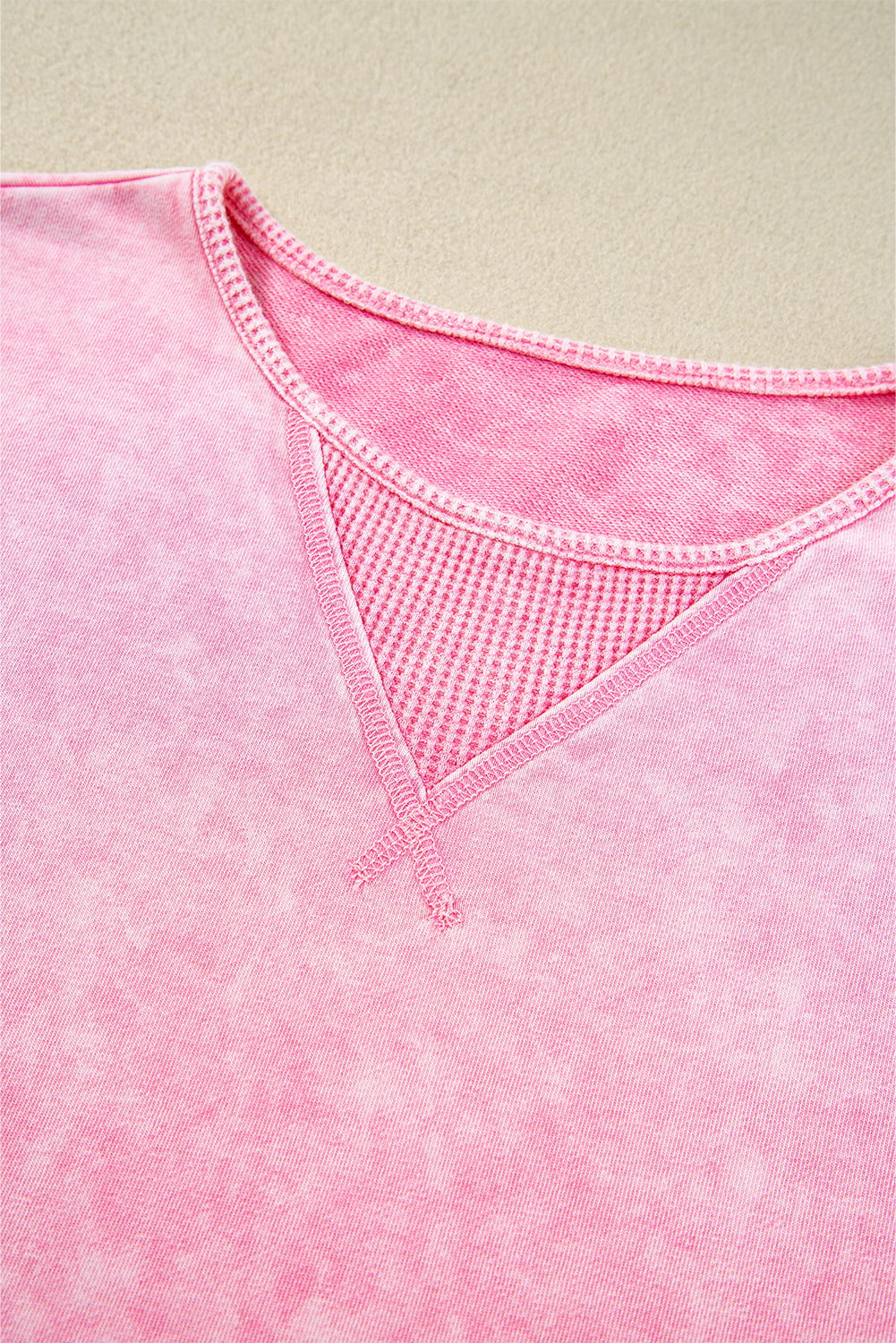 Aardbeiroze minerale wassing met zichtbare naad en oversized oversized T-shirt
