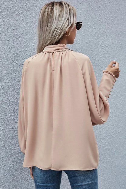 Kaki blouse met geknoopte nephals en bisschopsmouwen met ruches
