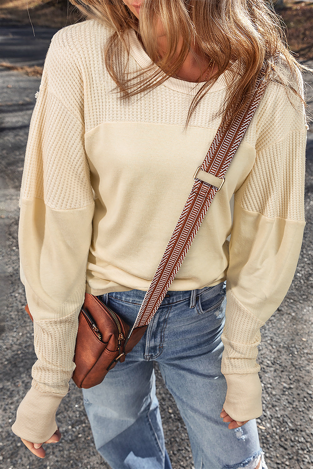 Beige thermisch gebreide patchwork blootgestelde naad lange mouw top