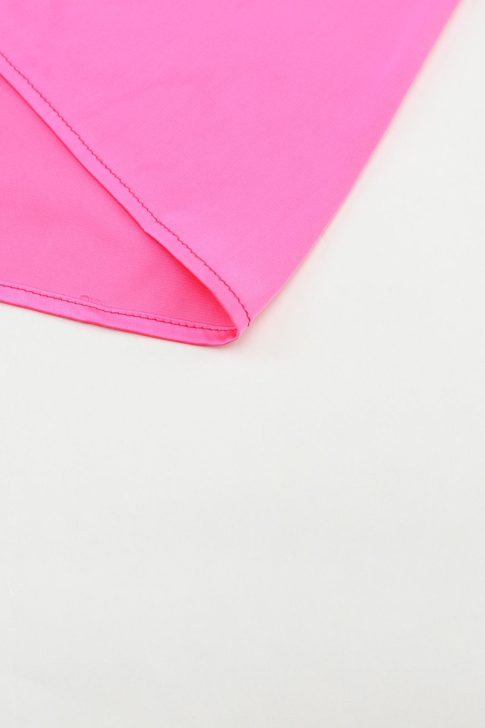 Roze satijnen blouse met ronde hals en lange mouwen