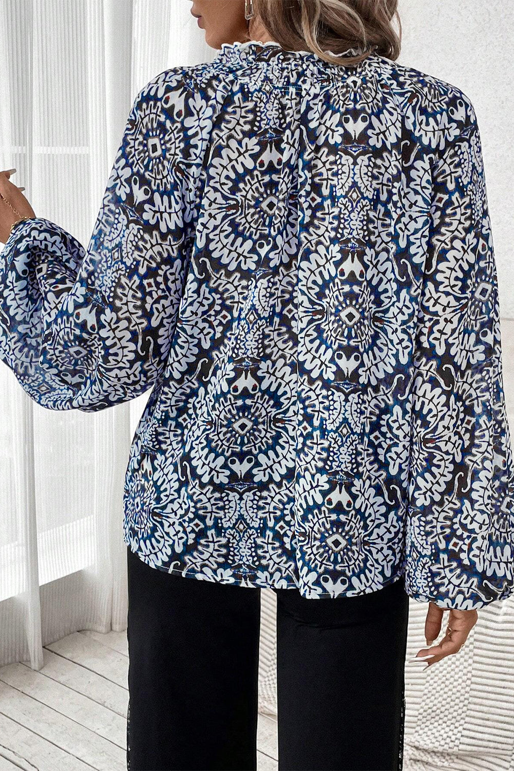 Blauwe tribale afdruk vaarten met fronvilde nek puff mouw blouse