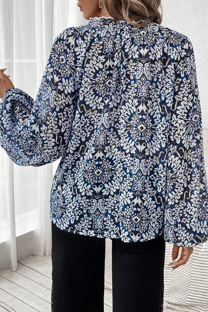 Blauwe tribale afdruk vaarten met fronvilde nek puff mouw blouse
