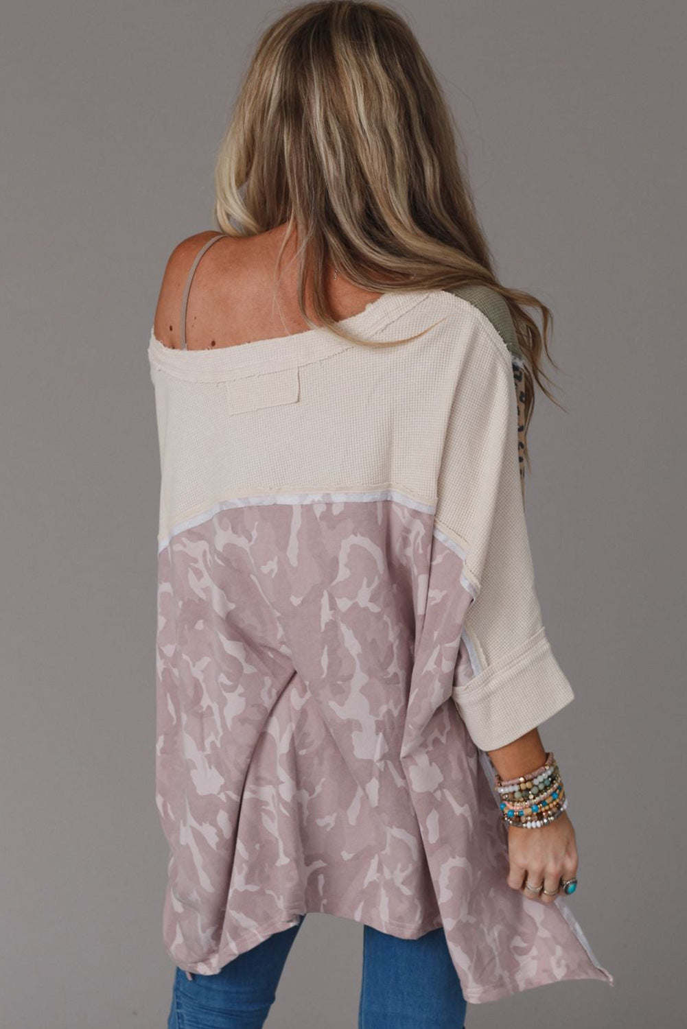 Veelkleurige oversized top met zichtbare naden en patchwork