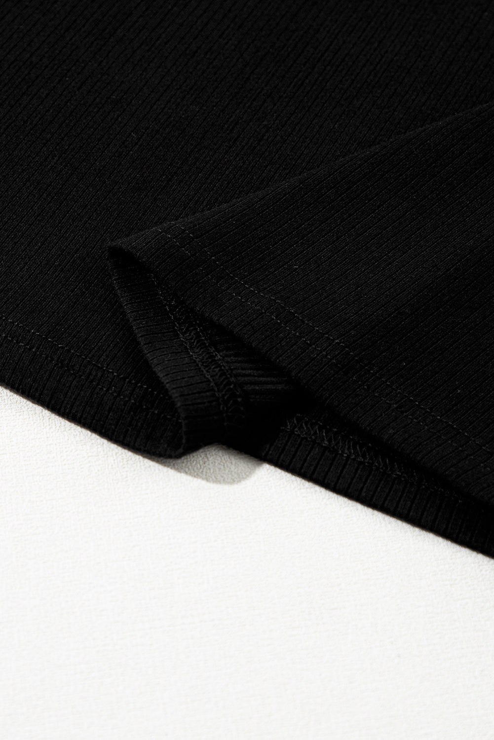 Zwart gestreept T-shirt met ronde hals en mesh mouwen