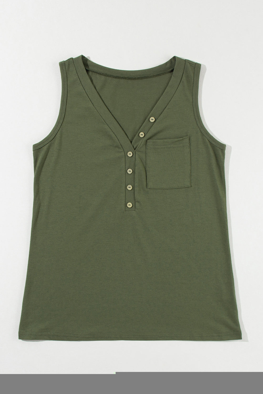 Junglegroene tanktop met opgestikte zak en halve knopen met V-hals