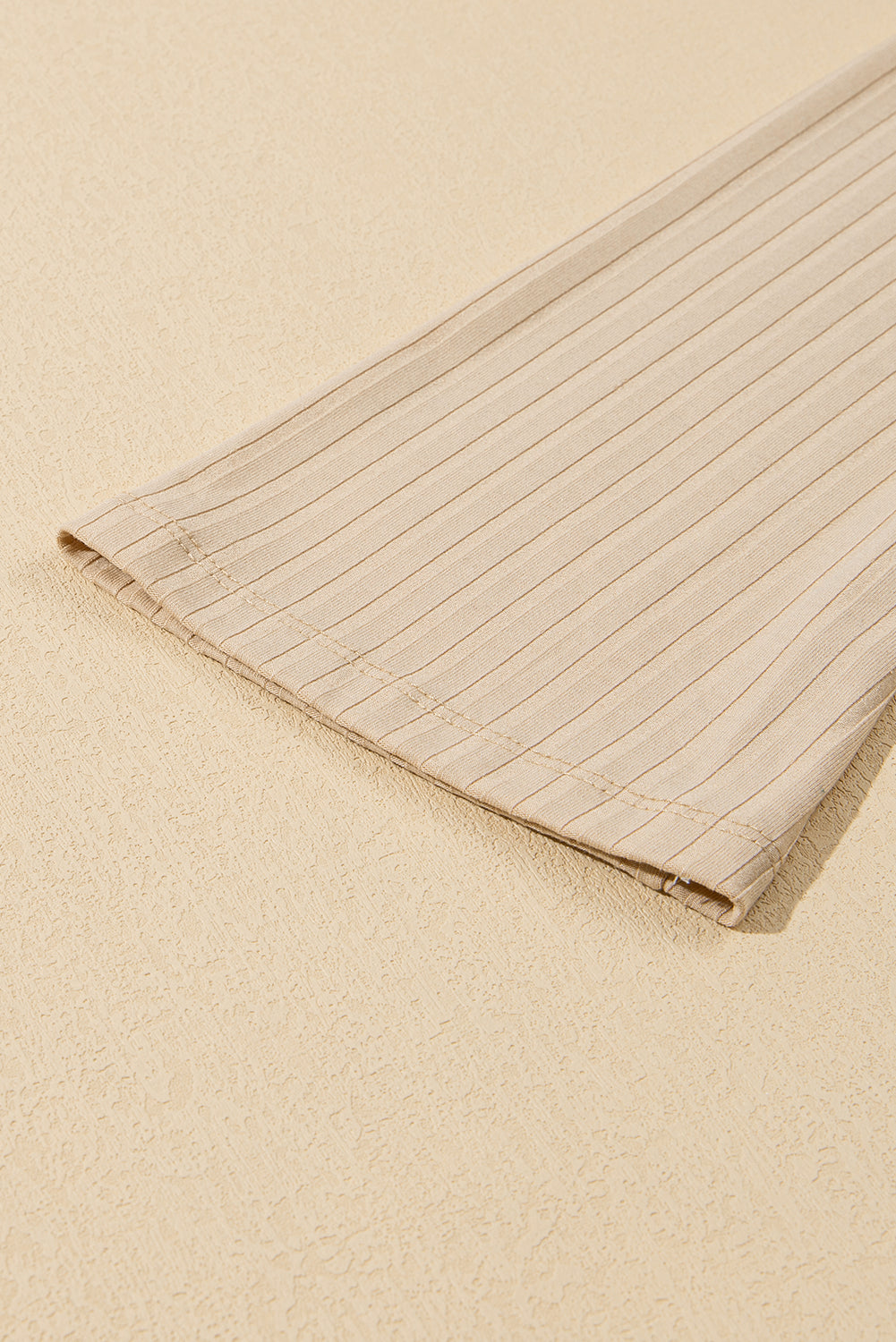 Beige geribbelde kraag met knopen met lange mouwen slanke bovenste top