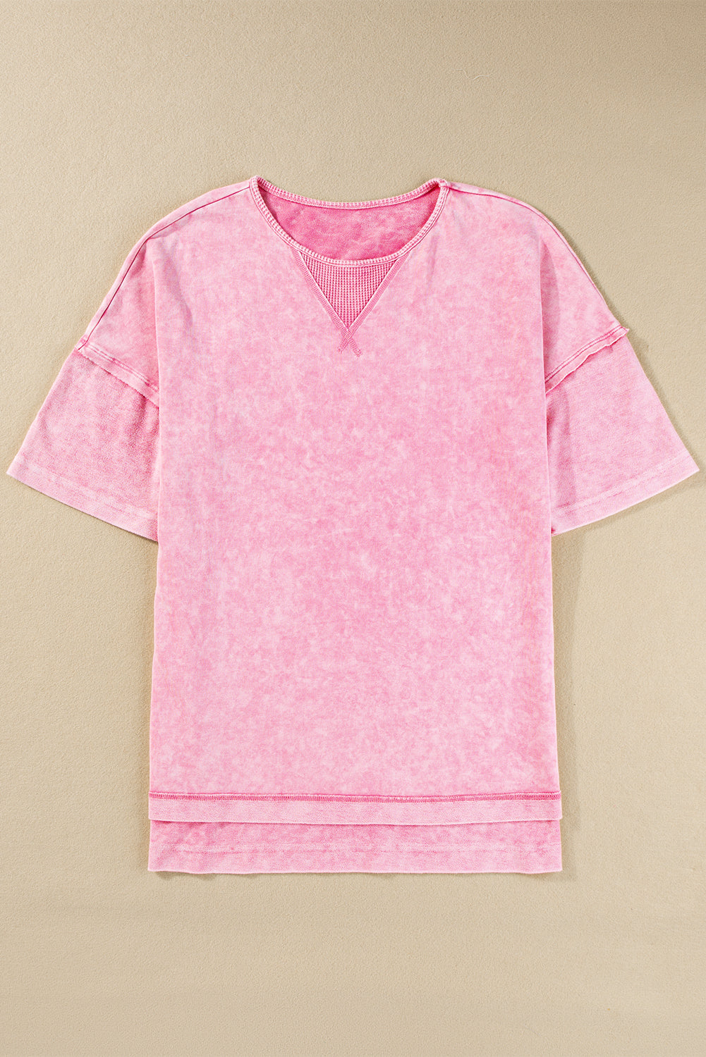 Aardbeiroze minerale wassing met zichtbare naad en oversized oversized T-shirt