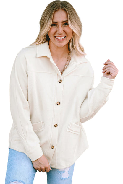 Beige gestikte zak met knoopsluiting en onafgewerkte zoom