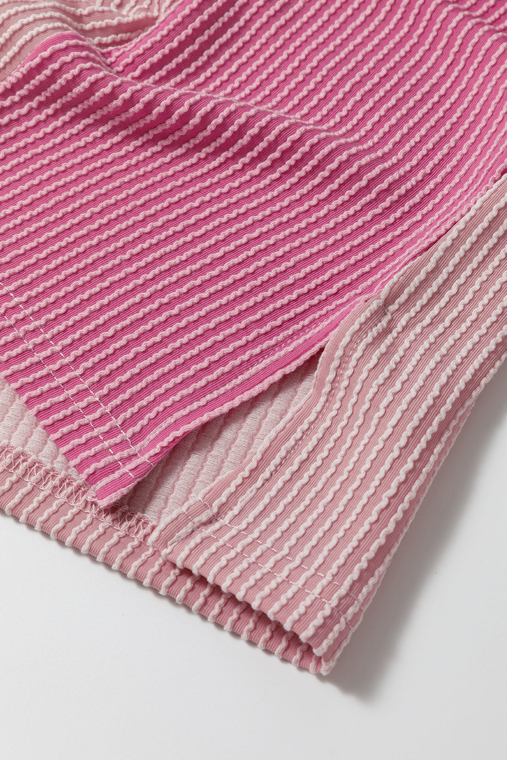 Roze getextureerd T-shirt met colorblock ronde hals