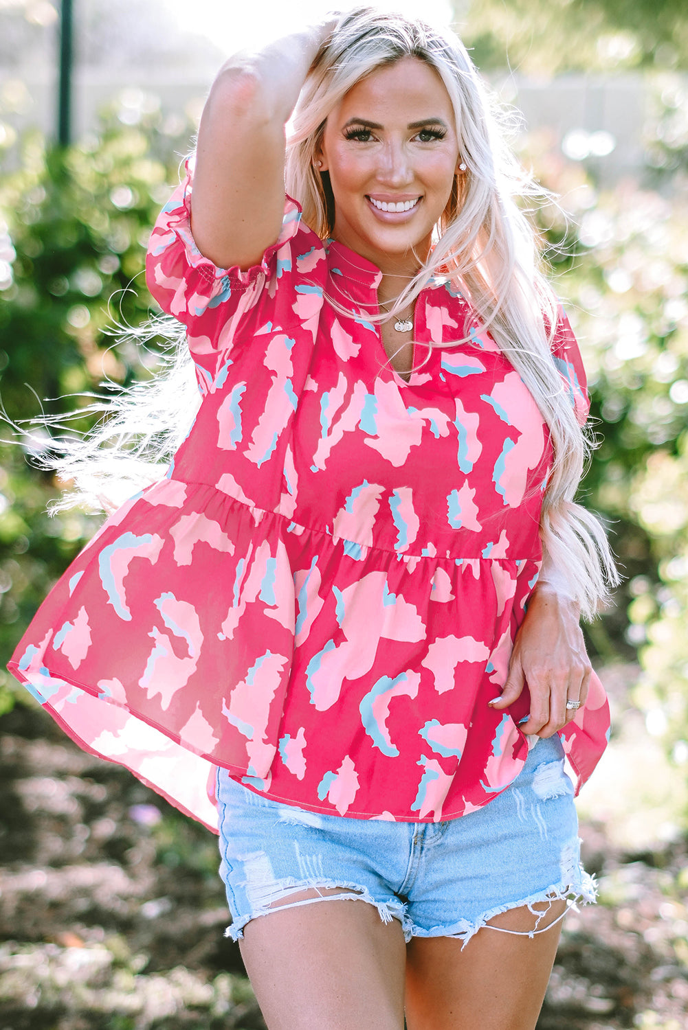 Gesmokte blouse met V-hals en pofmouwen met rozen-abstracte print