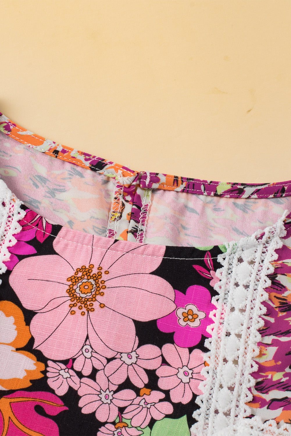 Rozerode blouse met kanten rand en bloemenprint met bubbelmouwen