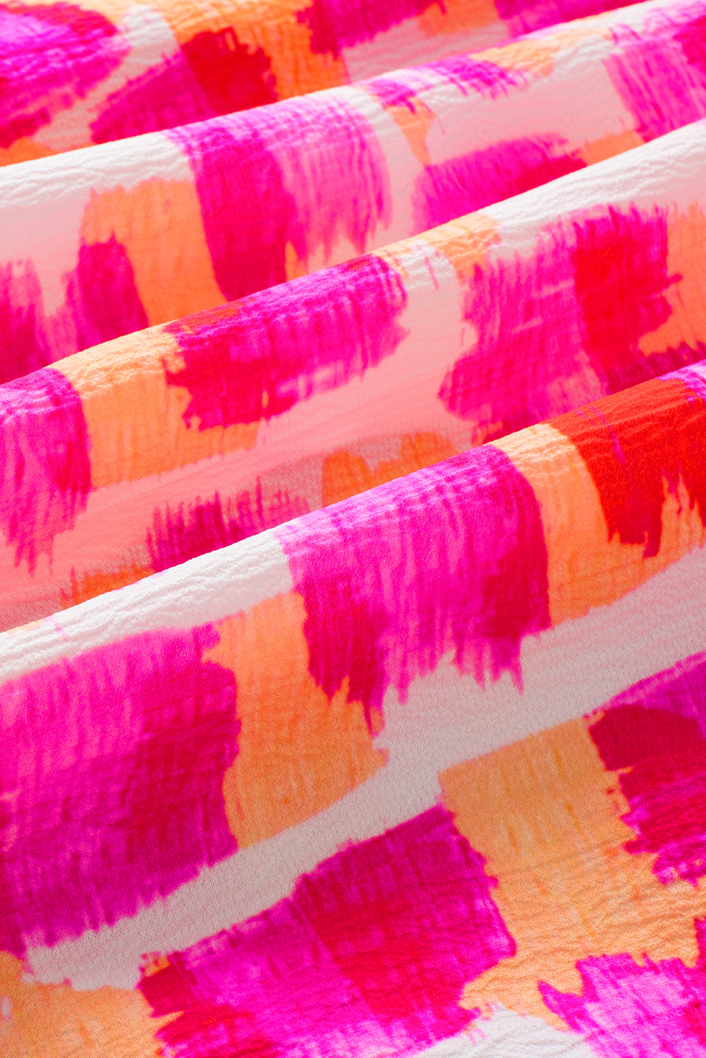 Roze blouse met abstracte print en knoopsluiting op de rug met ruches en hoge hals