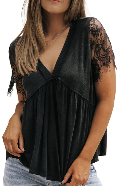 Zwarte babydoll-top met kanten mouwen en V-hals en ruches