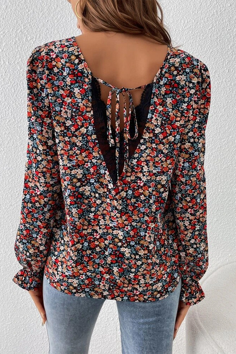 Vurig rode V-vormige kanten patch-up-blouse met ruches en bladerdeegmouwen