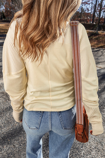 Beige thermisch gebreide patchwork blootgestelde naad lange mouw top