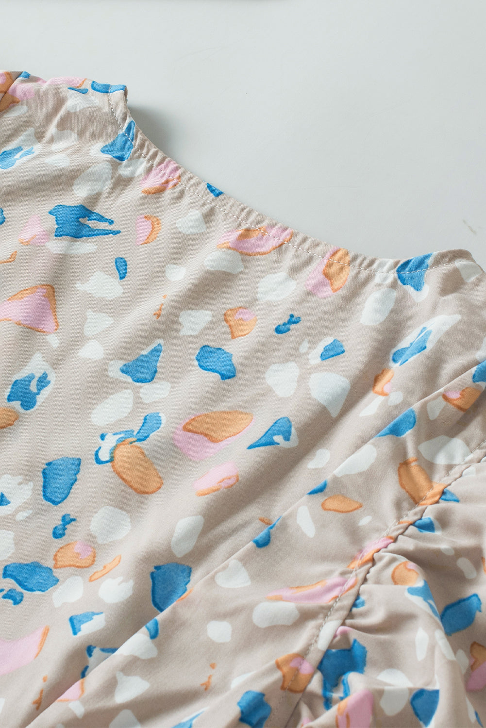 Kaki gekruiste blouse met V-hals, ruches en mouwen en print