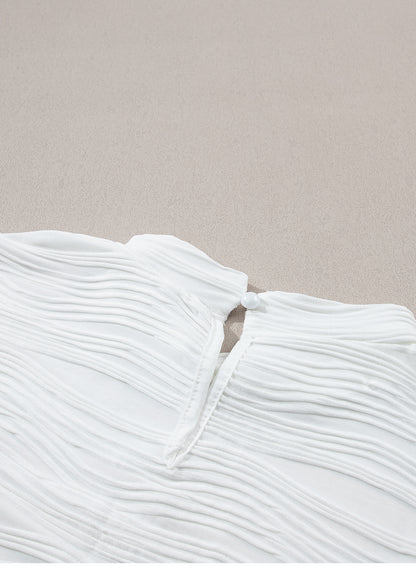 Witte golvende top met nephals en kapmouwen