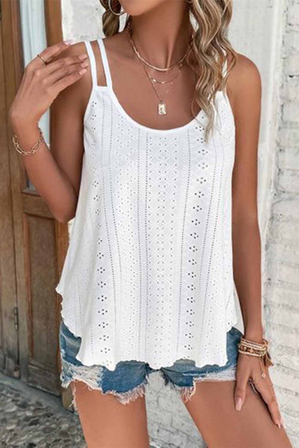 Witte tanktop met ronde hals en oogjes met bandjes