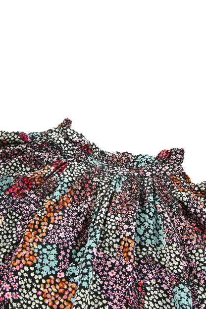Veelkleurige, levendige, gebloemde blouse met V-hals en pofmouwen