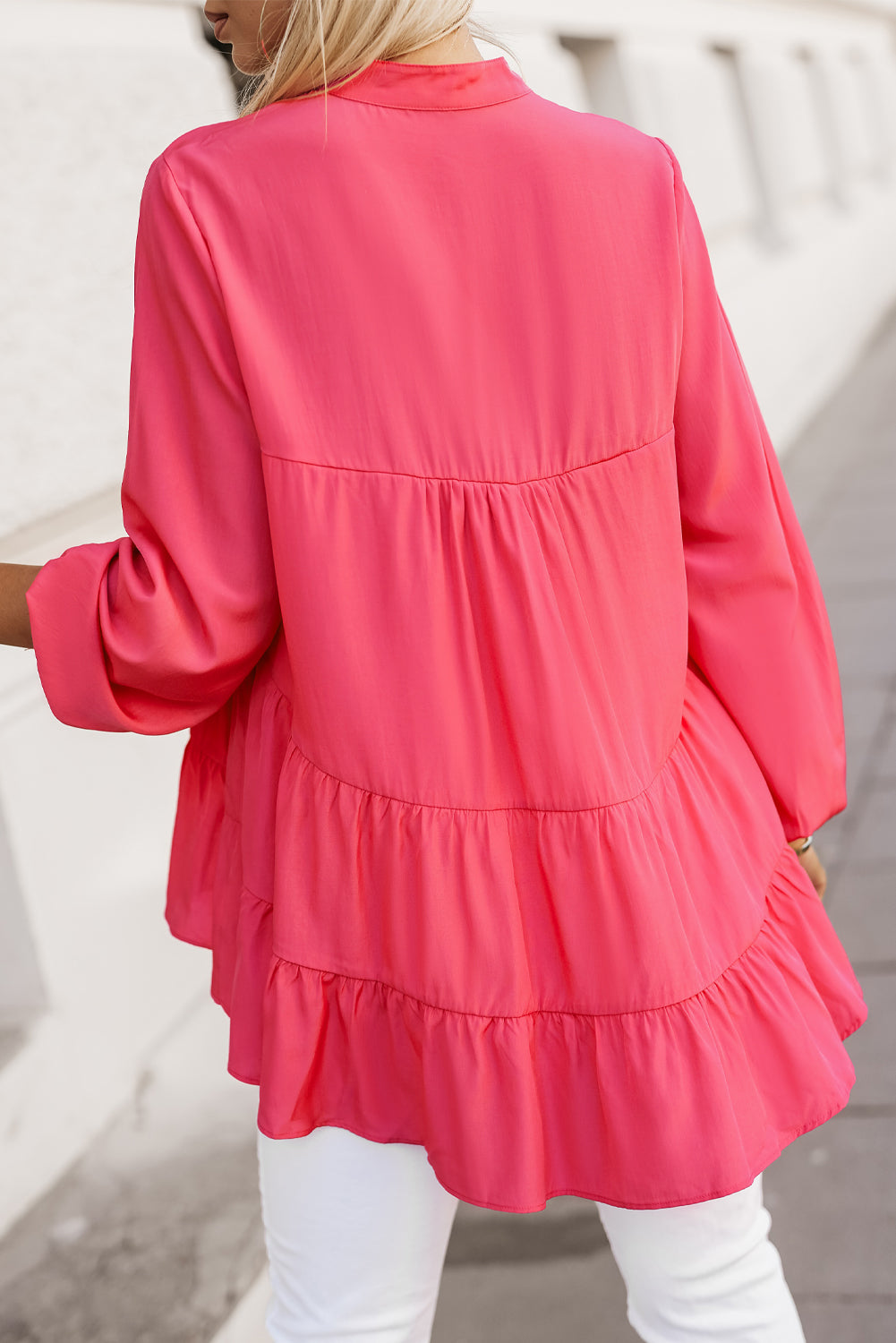 Roze blouse met halfgeknoopte ruches en gelaagde lange mouwen