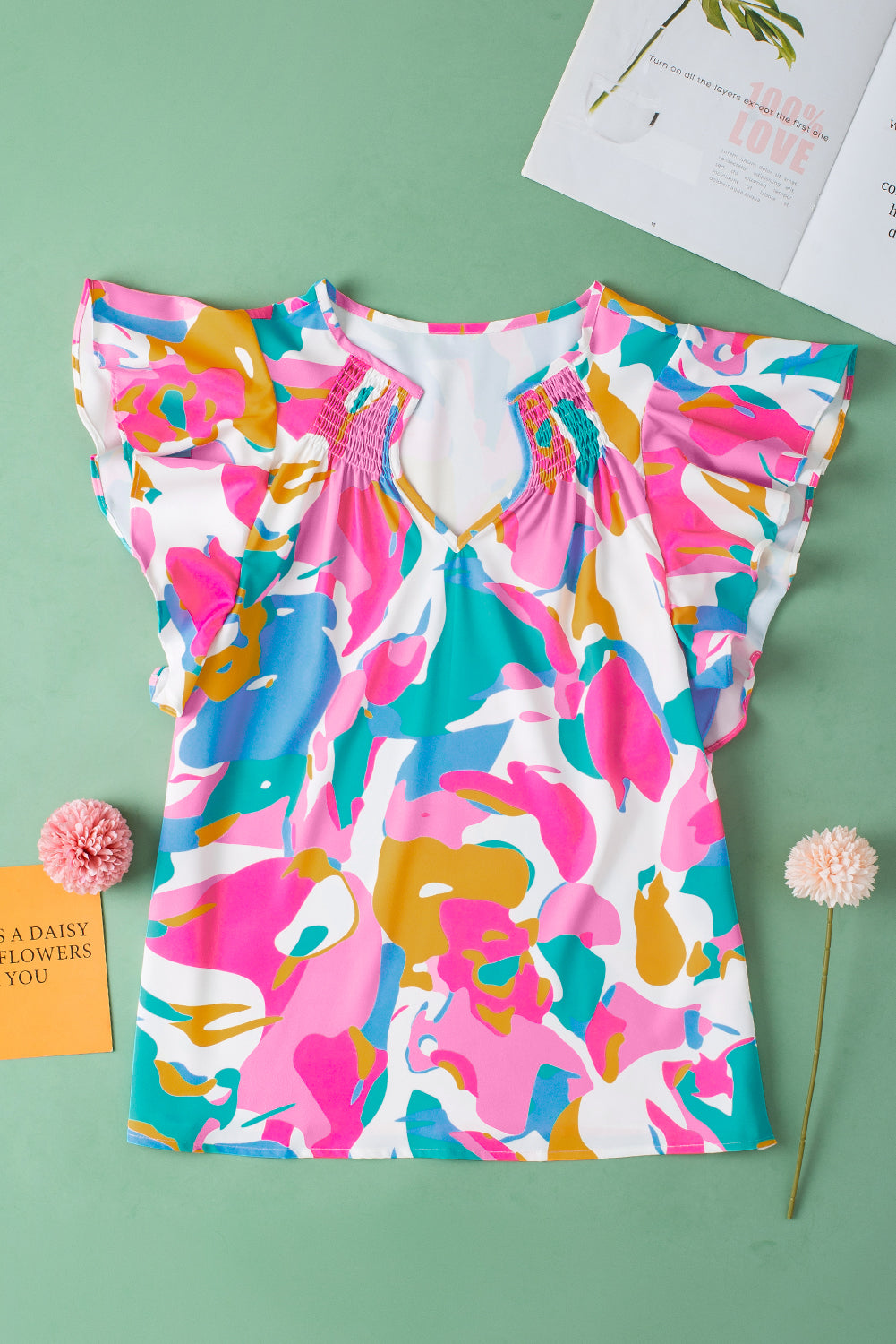 Veelkleurige blouse met abstracte print en gekerfde hals en fladdermouwen