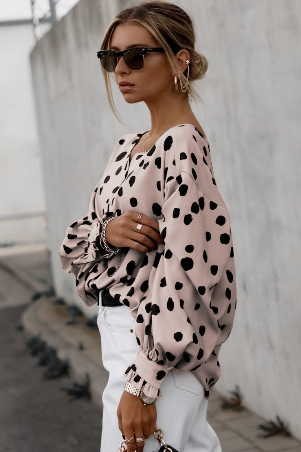 Oversized blouse met roze knopen en ruches aan de manchetten