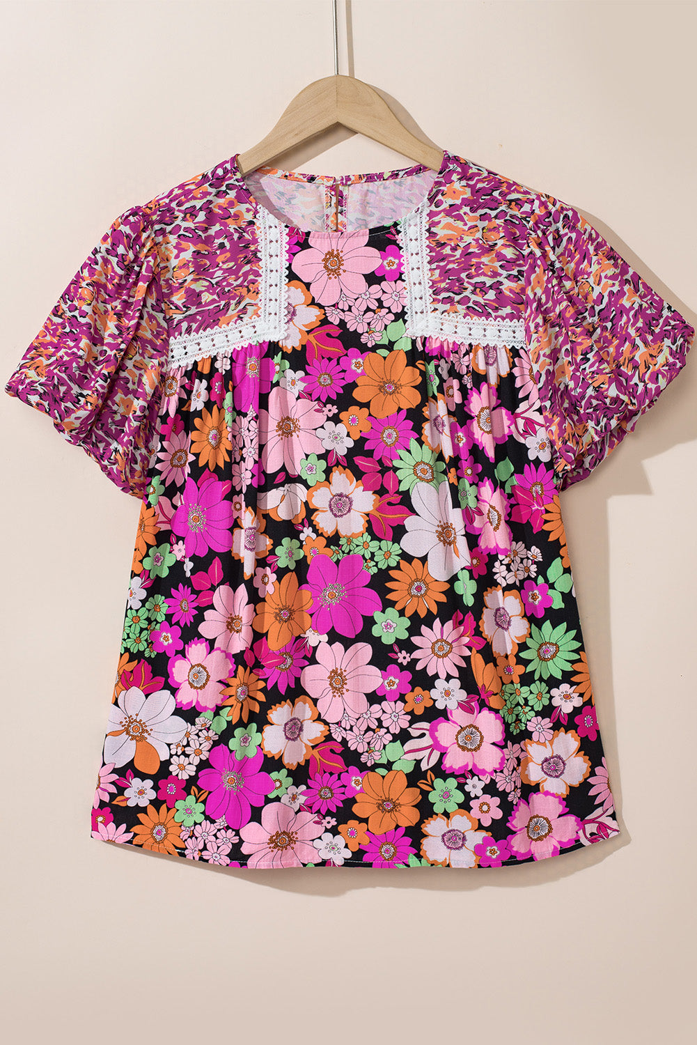 Rozerode blouse met kanten rand en bloemenprint met bubbelmouwen