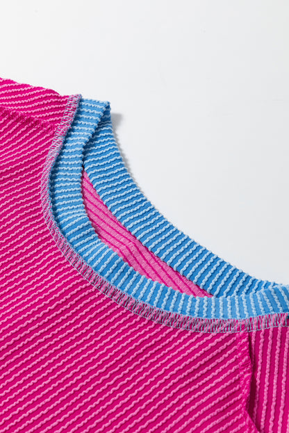 Felroze T-shirt met contrasterende rand en ronde hals
