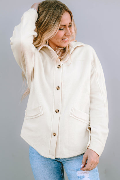 Beige gestikte zak met knoopsluiting en onafgewerkte zoom