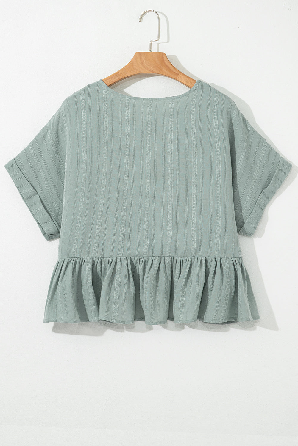 Lauriergroene blouse met ruches aan de zoom en korte mouwen