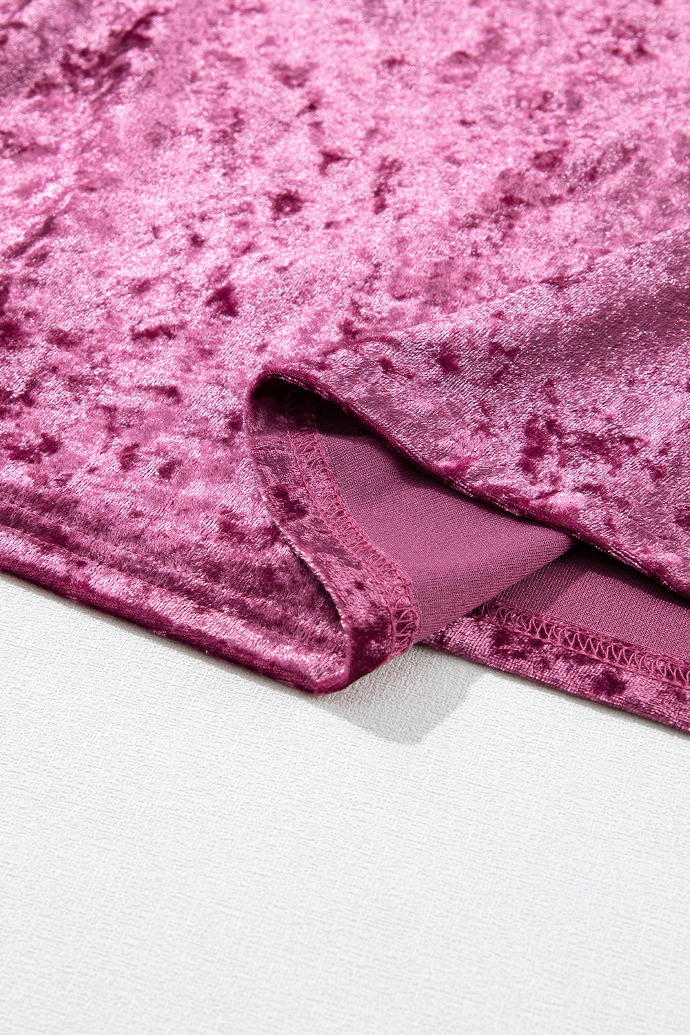 Rode dahlia fluwelen top met ronde hals en pagodemouwen