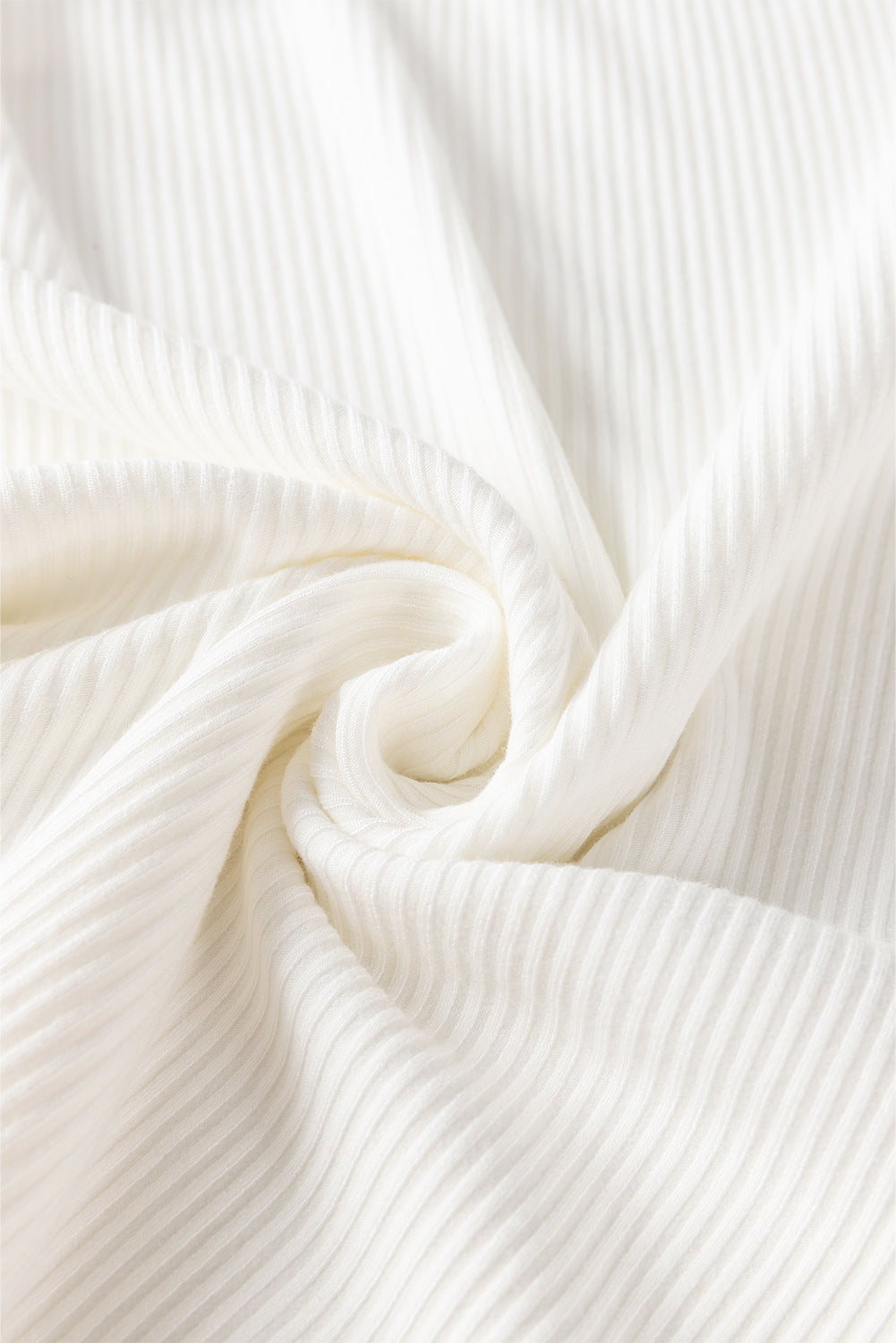 Witte geribbelde gebreide top met pofmouwen en bloemen