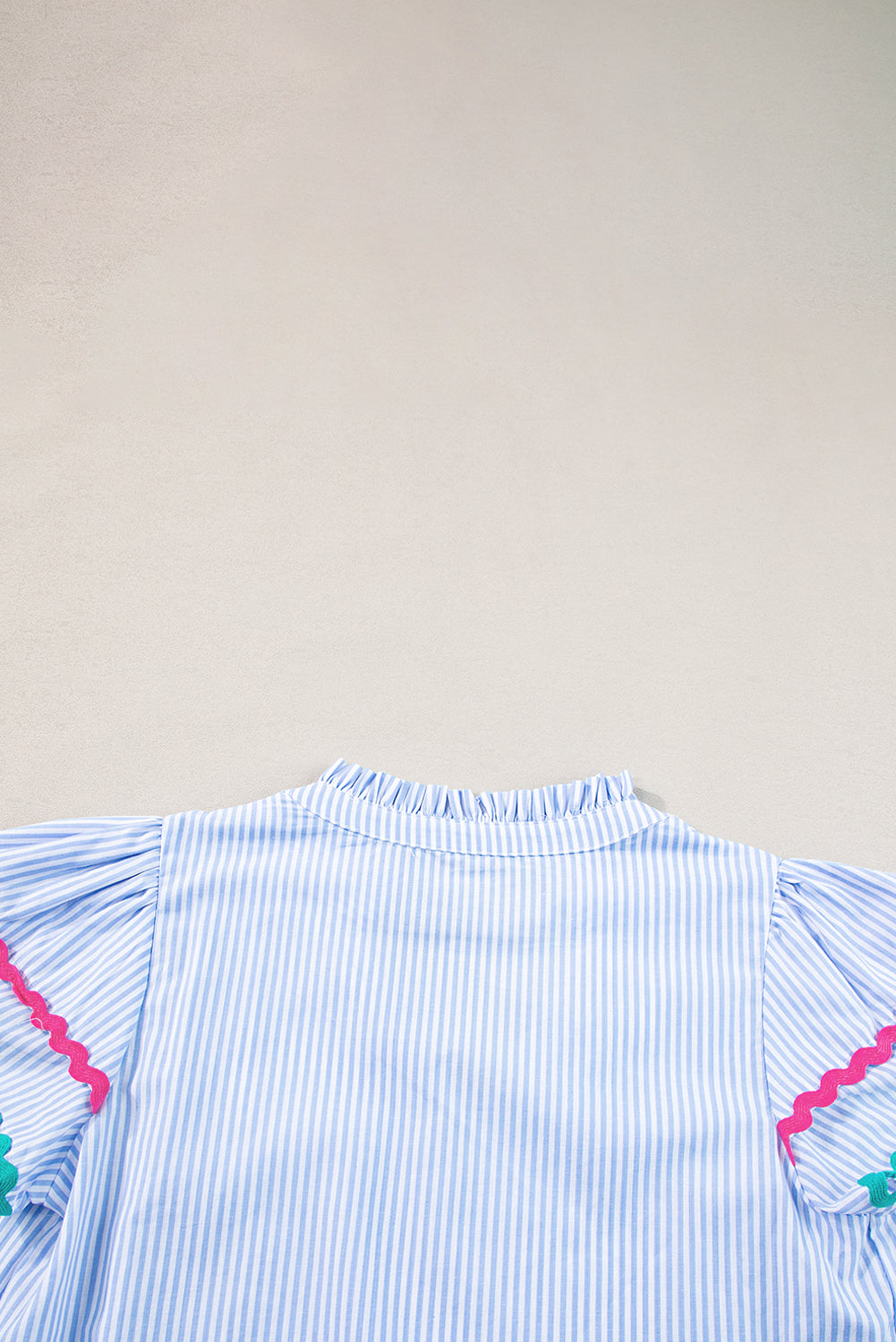 Hemelsblauwe gestreepte Ricrac-afwerking, splithals, gestreepte blouse met ruches aan de mouwen