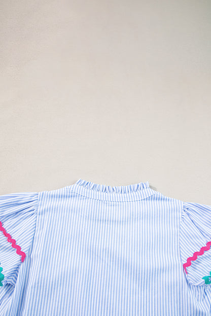 Hemelsblauwe gestreepte Ricrac-afwerking, splithals, gestreepte blouse met ruches aan de mouwen