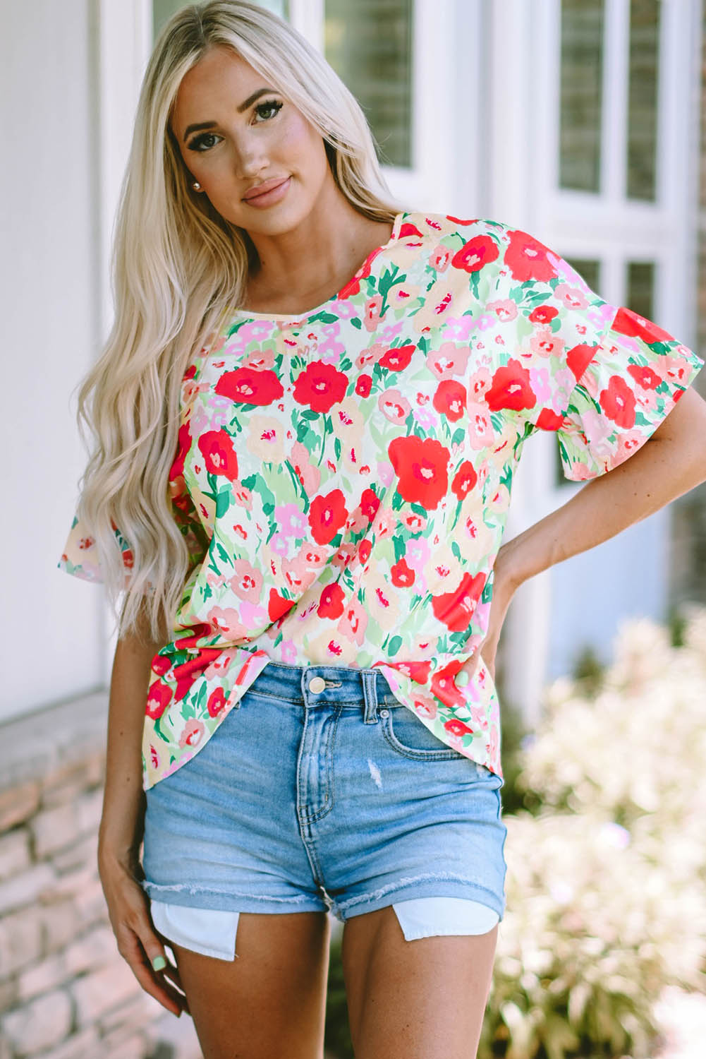 Vurige rode bloemenprint gegolfde blouse met korte mouwen en V-hals