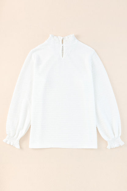 Witte blouse met gesmokte hals en bisschopsmouwen met ruches