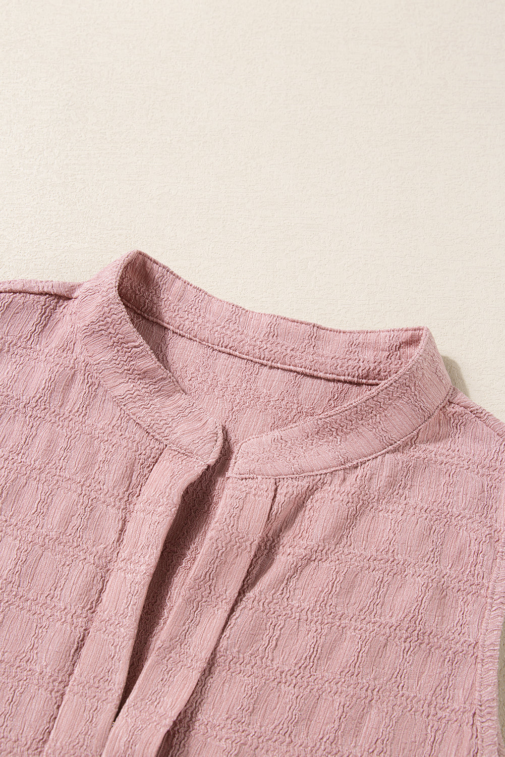 Roze tanktop met splithals en traliestructuur