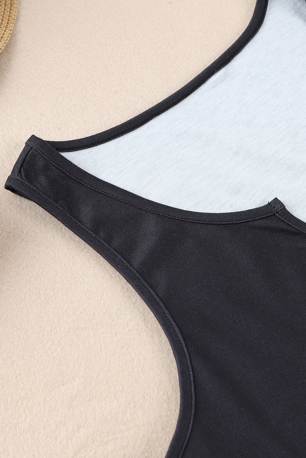 Zwarte tanktop met luipaardmotief en splithals
