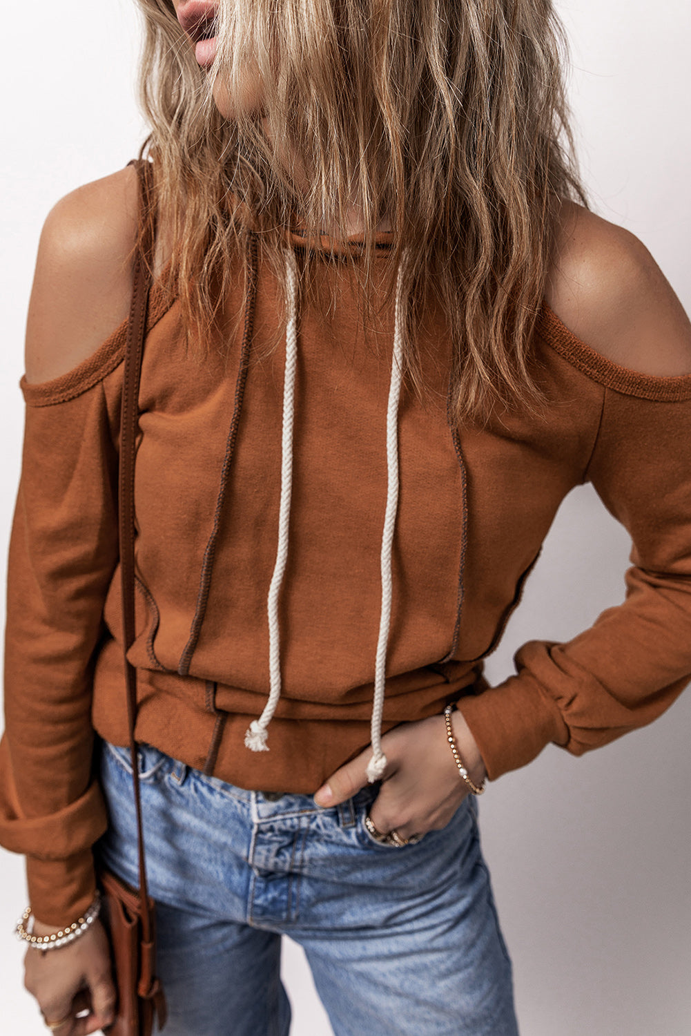 Zwart blootgestelde naad koude schoudertrekking hoodie