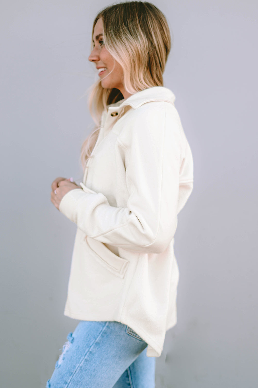 Beige gestikte zak met knoopsluiting en onafgewerkte zoom