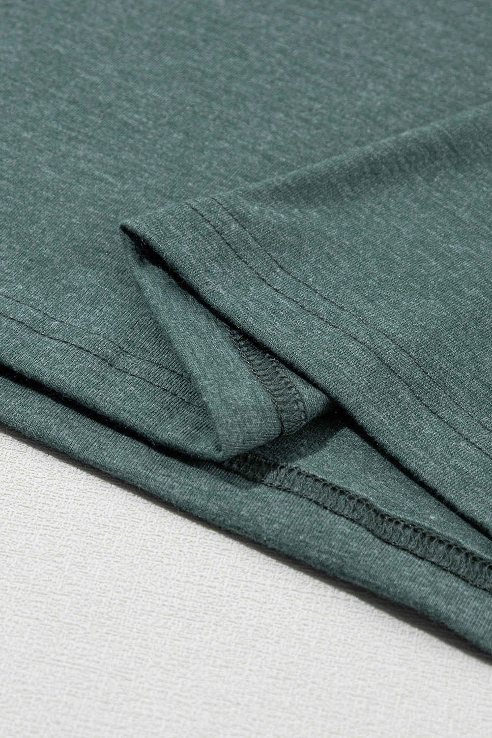 Mistgroen mode T-shirt met V-hals en bloemmouwen