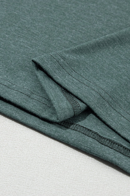 Mistgroen mode T-shirt met V-hals en bloemmouwen