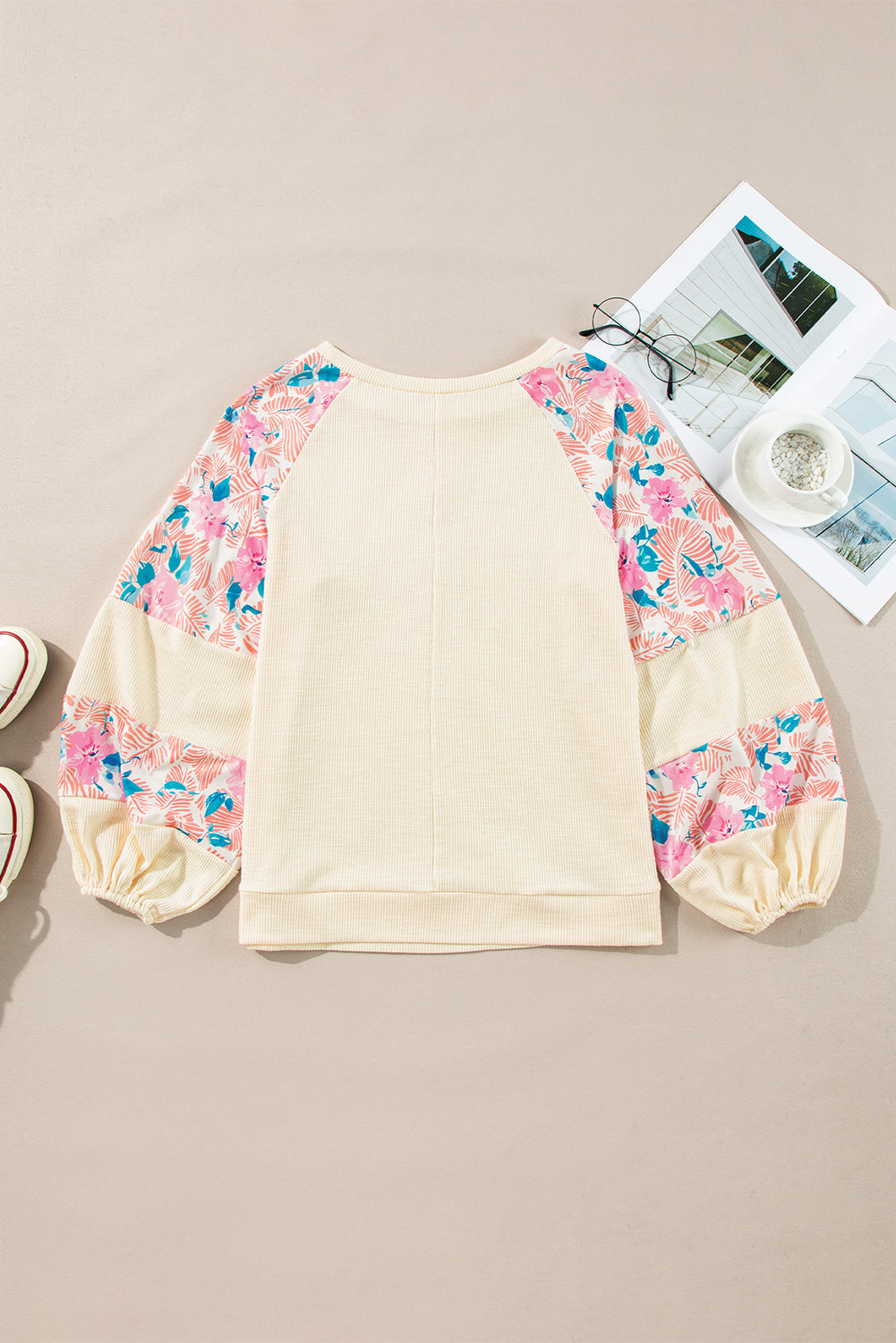 Abrikoos getextureerde bloemen patchwork blouse met ballonmouwen