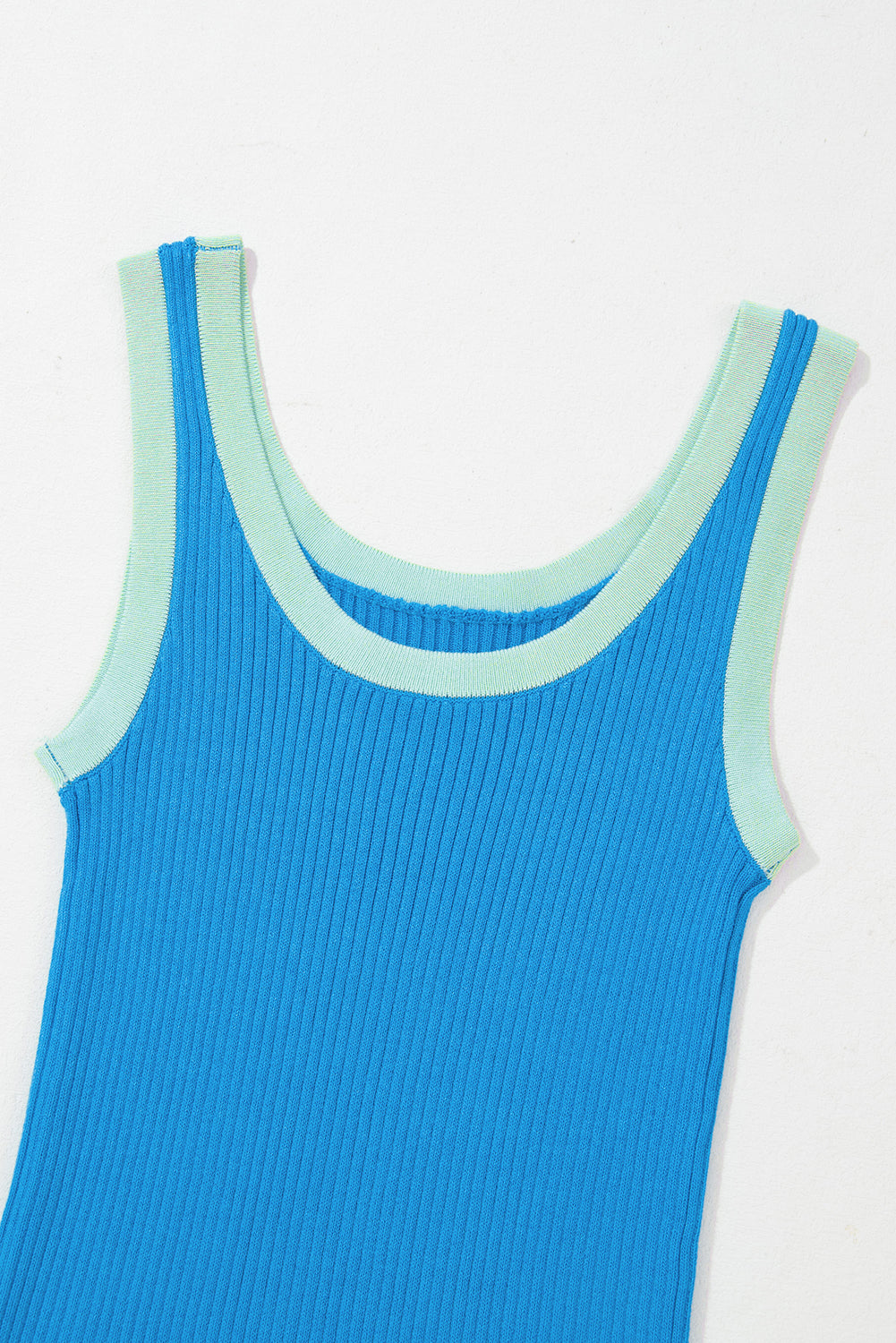 Blauwe geribbelde tanktop met U-hals en geribbelde rand met blauwe colorblock-rand