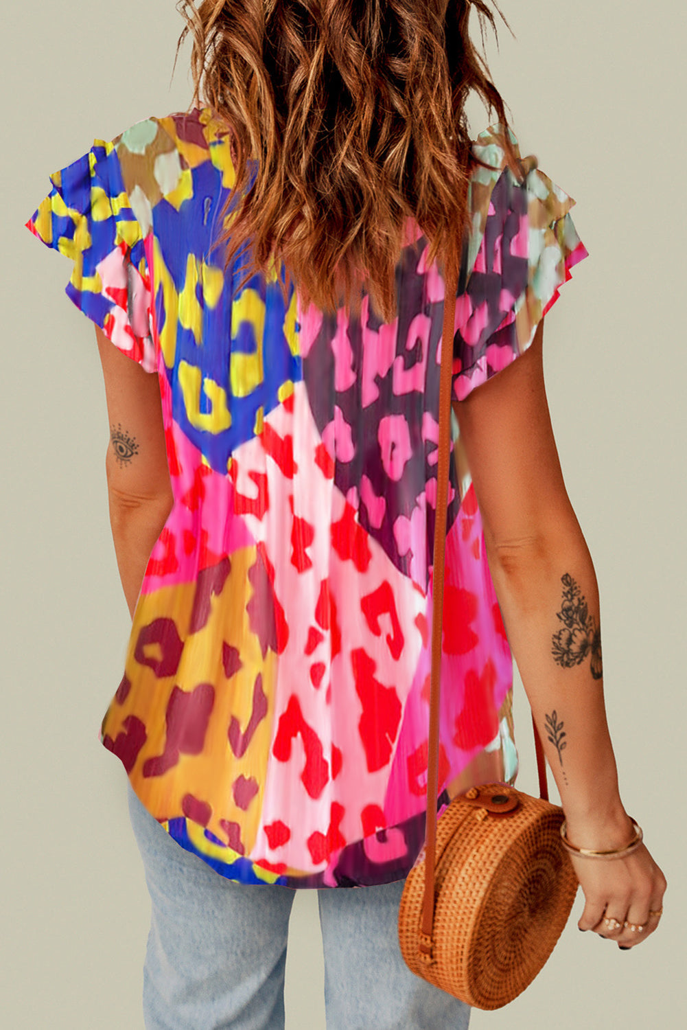 Gekreukte blouse met roze luipaardmouwen en v-hals